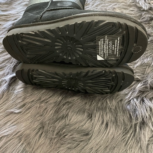 NIB Ugg size 6 - Picture 9 of 10